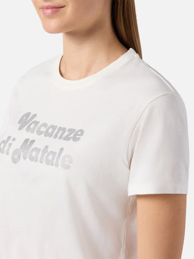 Emilie Baumwoll-T-Shirt in Weiß mit „Vacanze di Natale“-Glitzerdruck in Silber | VACANZE DI NATALE SONDERAUSGABE