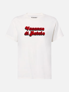 Emilie T-Shirt aus Bio-Baumwolle in Weiß mit Flockdruck „Vacanze di Natale“ | VACANZE DI NATALE SONDERAUSGABE
