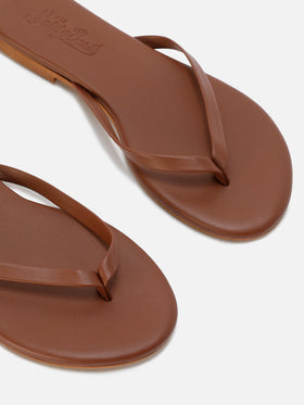 Tongs Essentials en cuir véritable marron 