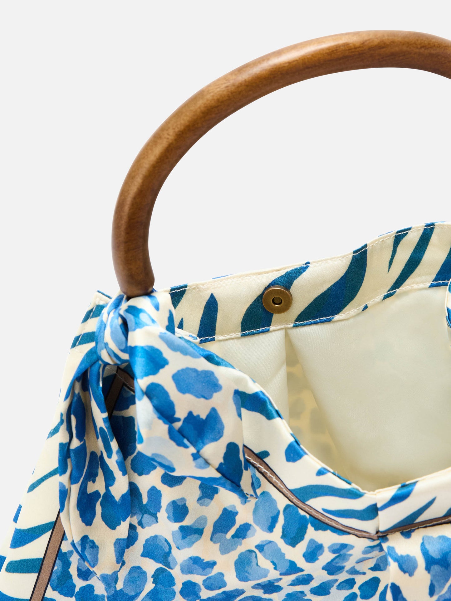 Sac foulard en soie avec poignée en bois et imprimé animalier 