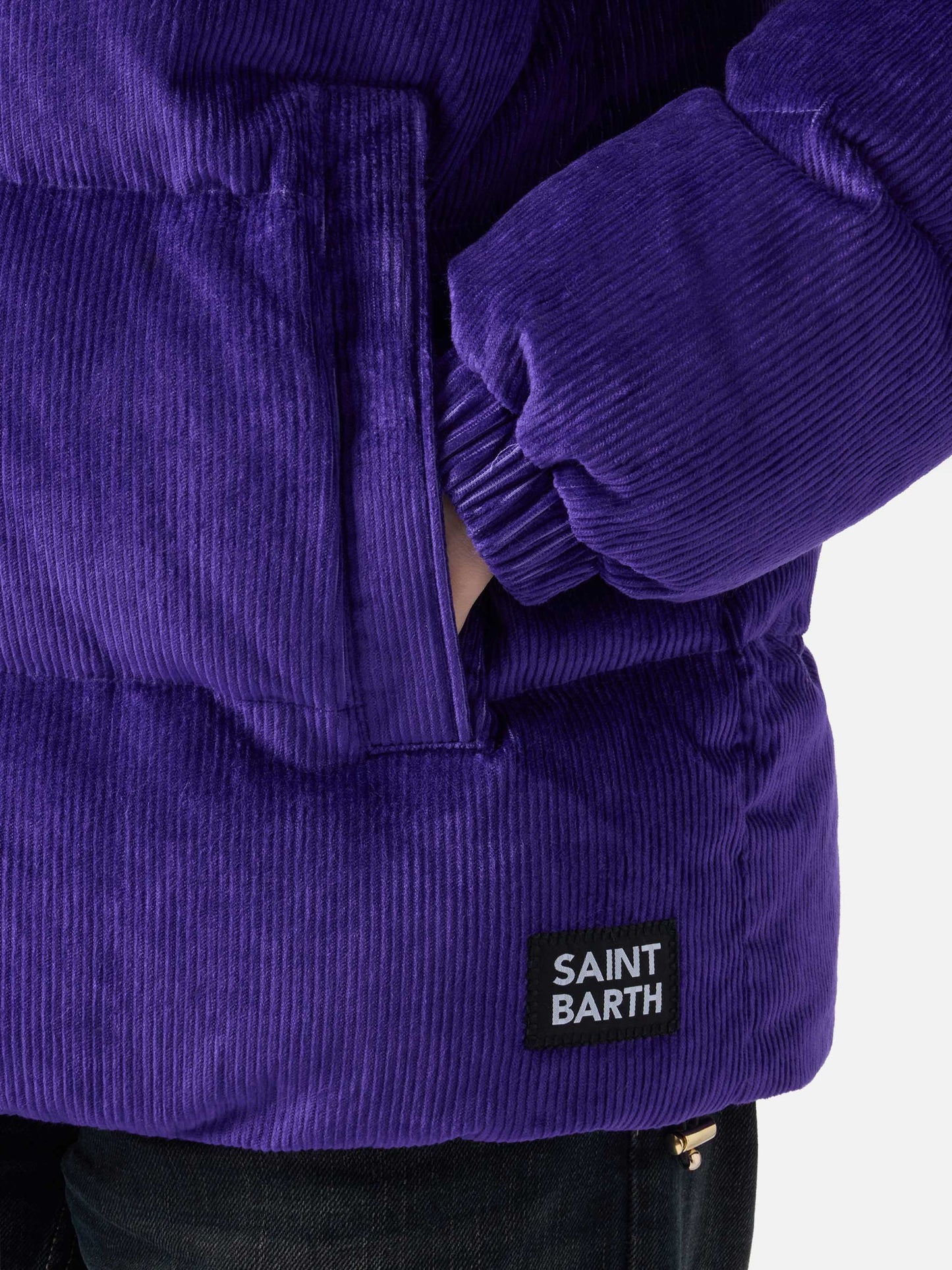 Chaqueta acolchada con capucha Geneve de pana morada 