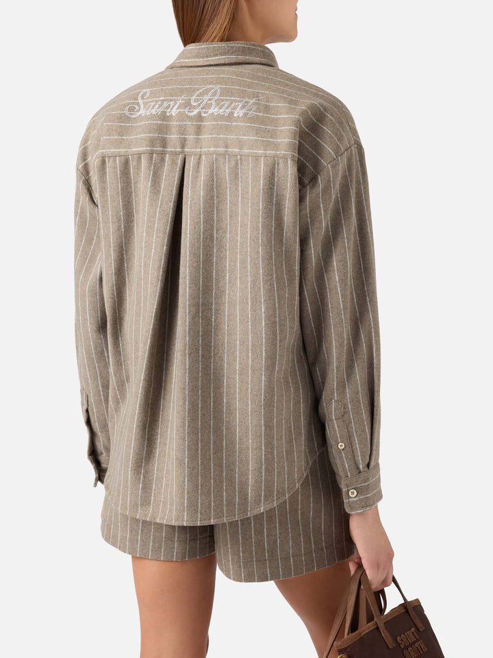 Camisa de franela de mezcla de lana Gigy Beige con rayas diplomáticas y logotipo de strass 