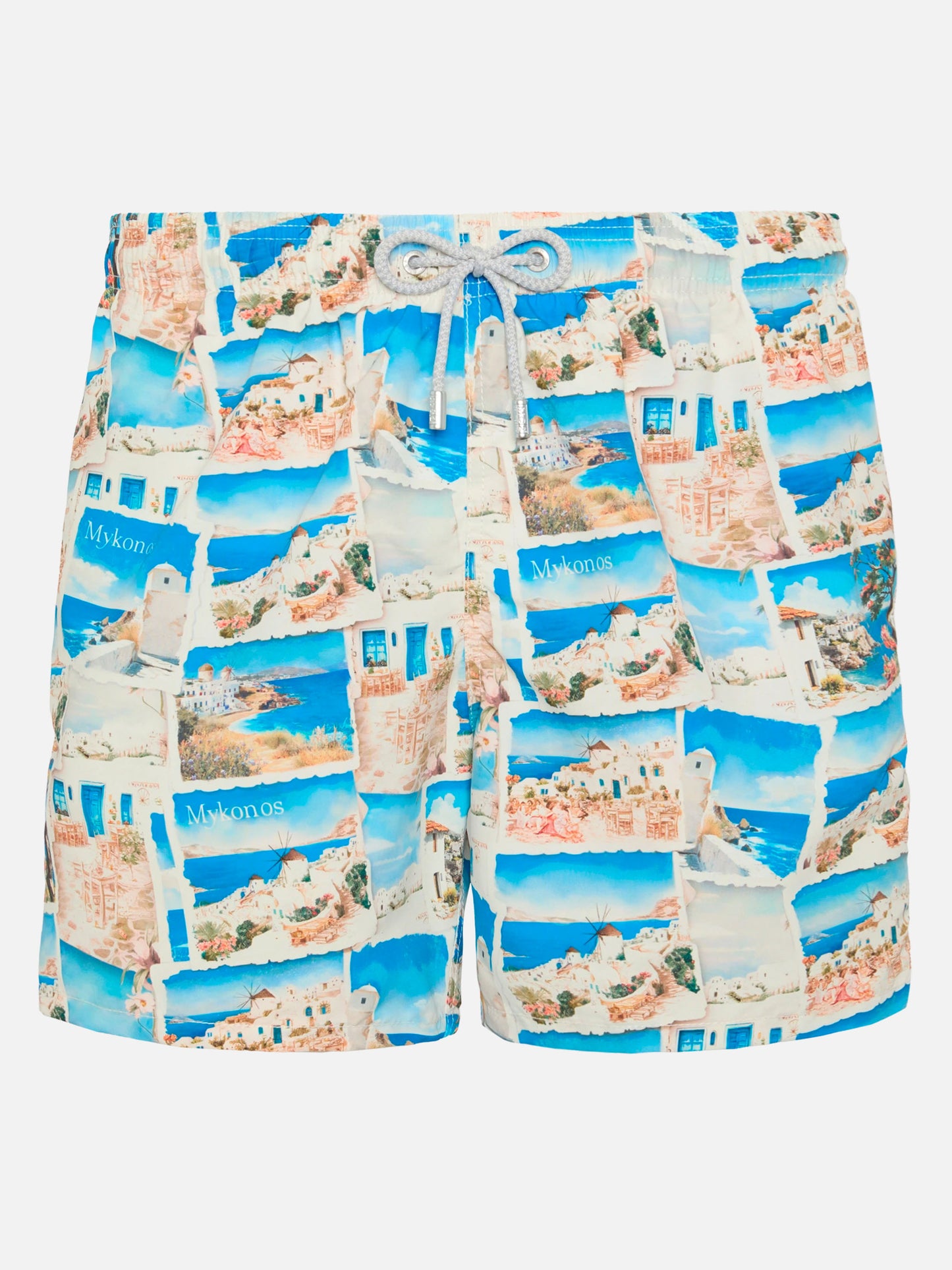 Gustavia Badeshorts in Mittellänge mit Mykonos-Postkartenmotiv | KI-GEMEINSAM ENTWICKELTES DESIGN VON RICKDICK – ENTWICKELT VON RED-EYE