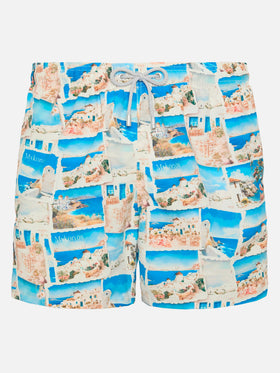 Gustavia Badeshorts in Mittellänge mit Mykonos-Postkartenmotiv | KI-GEMEINSAM ENTWICKELTES DESIGN VON RICKDICK – ENTWICKELT VON RED-EYE