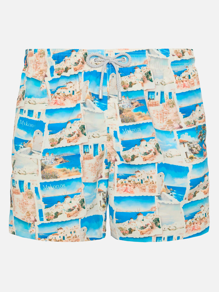 Gustavia Badeshorts in Mittellänge mit Mykonos-Postkartenmotiv | KI-GEMEINSAM ENTWICKELTES DESIGN VON RICKDICK – ENTWICKELT VON RED-EYE