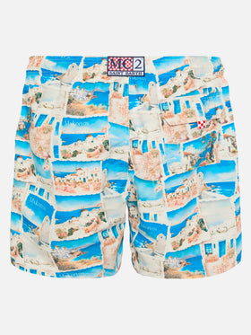 Gustavia Badeshorts in Mittellänge mit Mykonos-Postkartenmotiv | KI-GEMEINSAM ENTWICKELTES DESIGN VON RICKDICK – ENTWICKELT VON RED-EYE