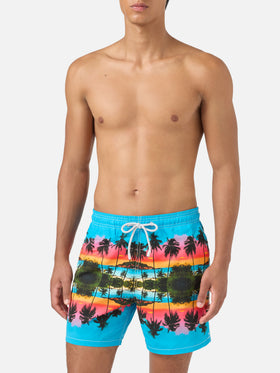 Badeshorts mit platziertem Gustavia-Palmenlandschafts-Print | Special Edition 