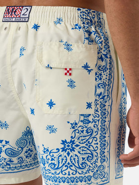 Short de bain Gustavia bleu clair et blanc à imprimé bandana 