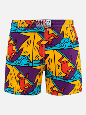 Mittellange Gustavia-Badeshorts für Herren mit platziertem Keith-Haring-Design| KEITH HARING SONDERAUSGABE