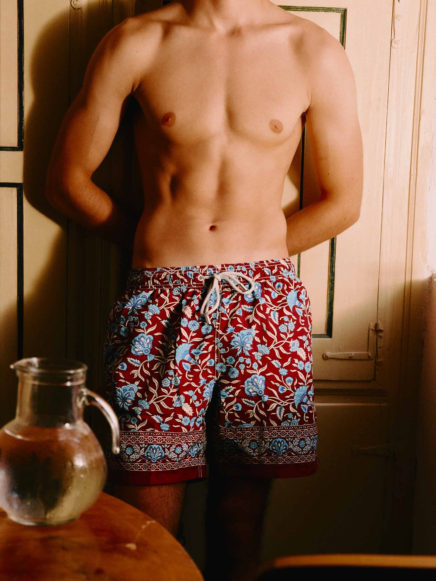 Gustavia bordeauxfarbene Badeshorts mit floralem Print 
