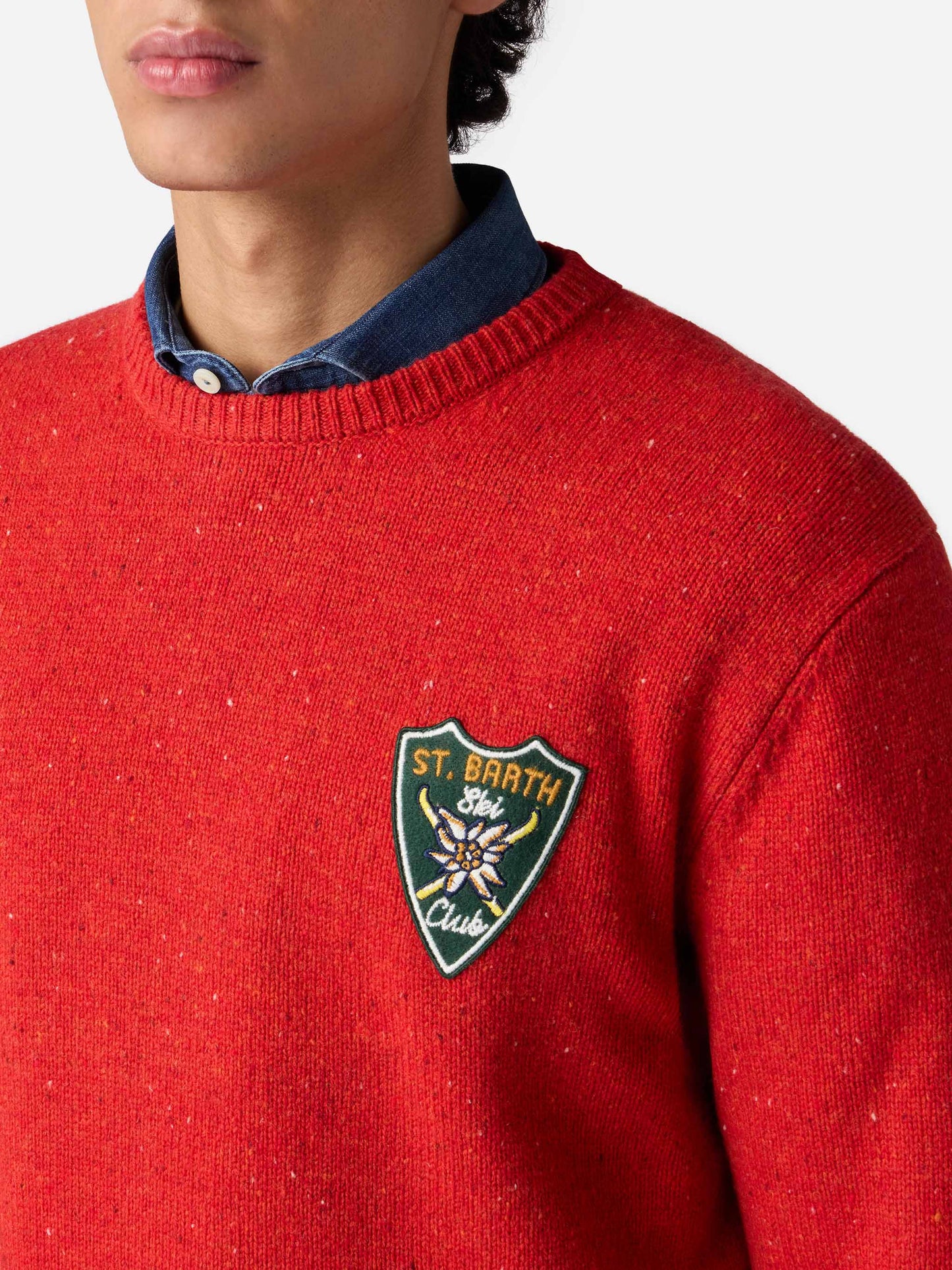 Mann roter Pullover