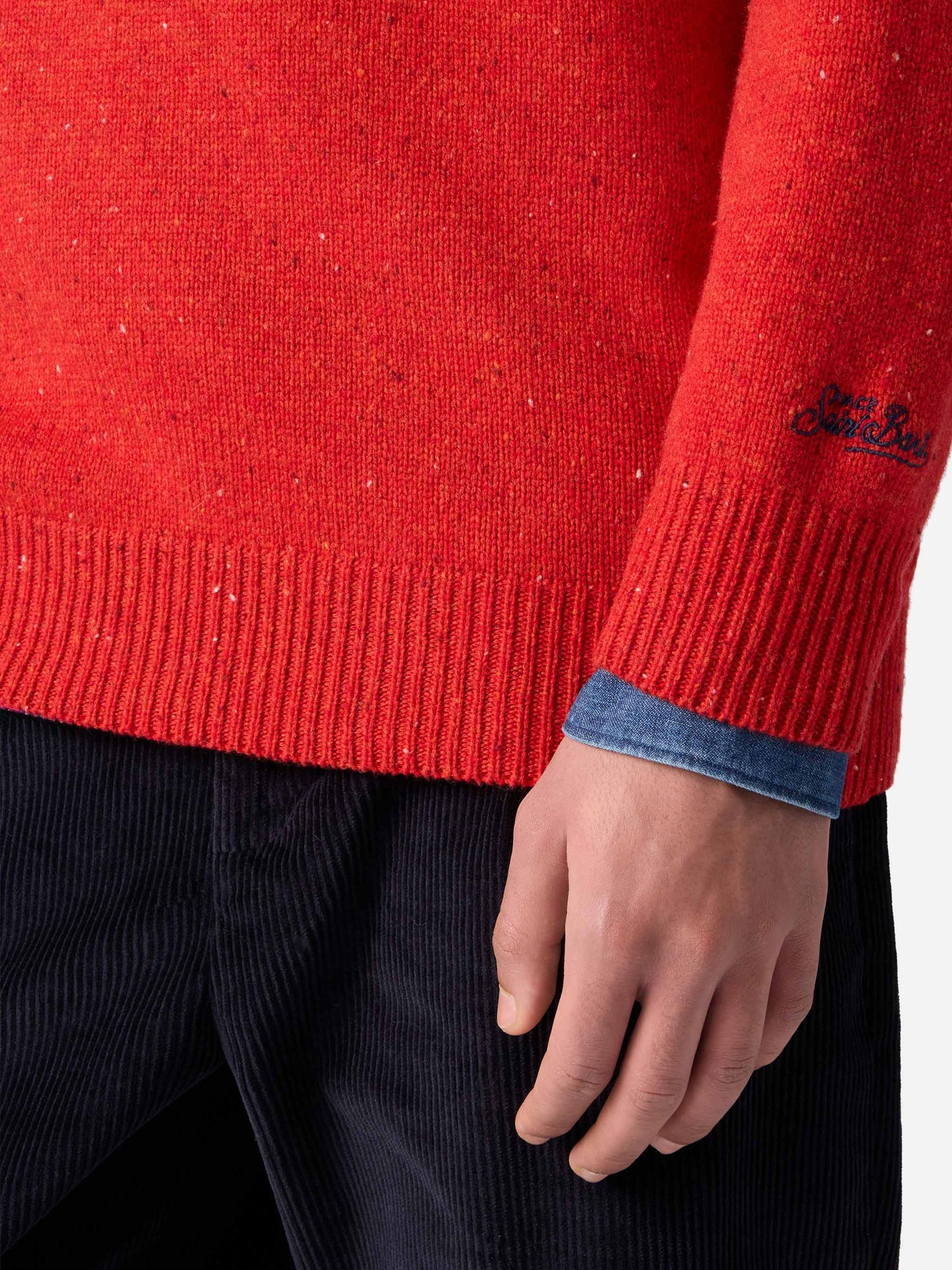 Mann roter Pullover