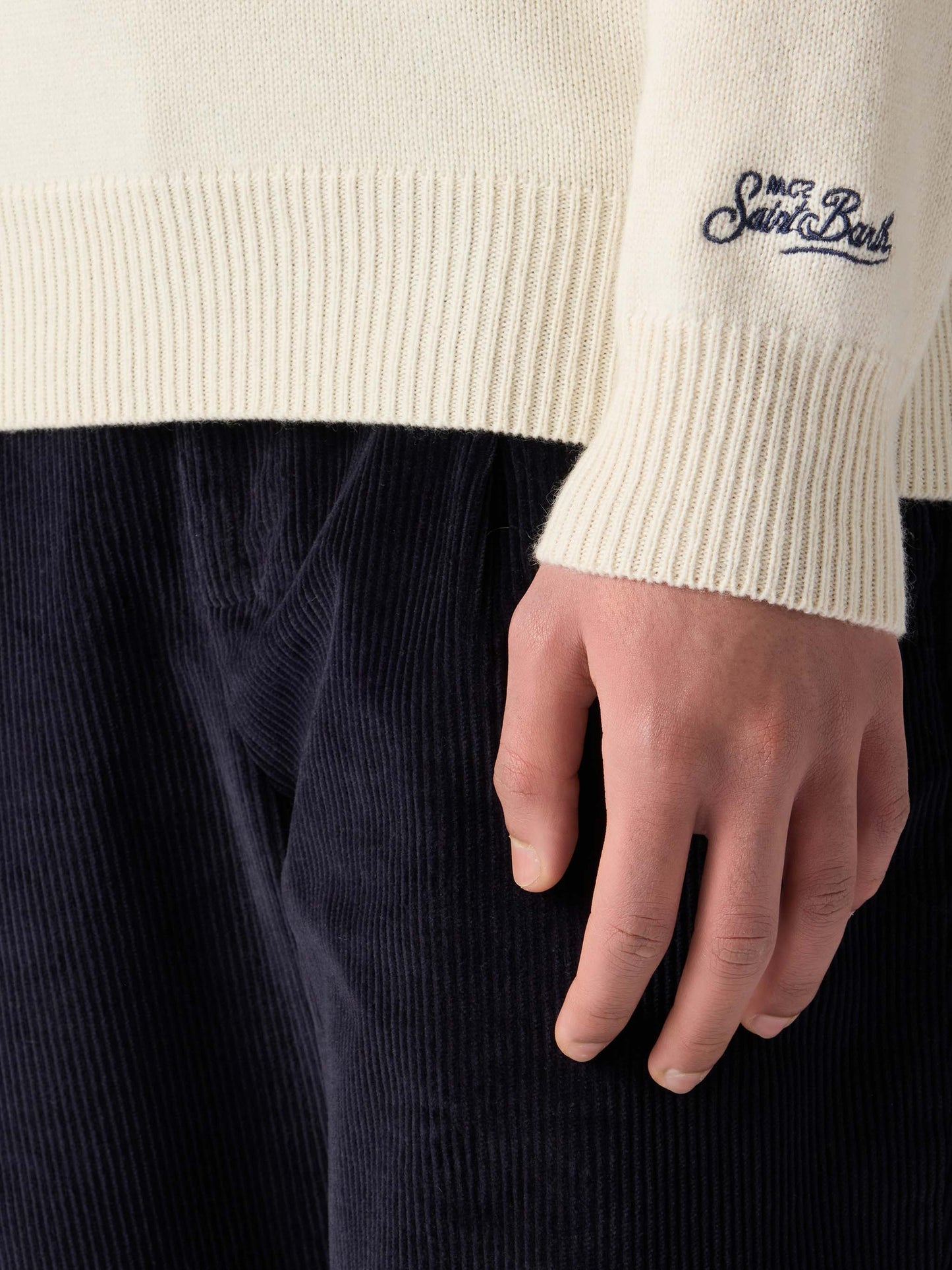 Weißer Herrenpullover mit Settimana in Bianco-Stickerei