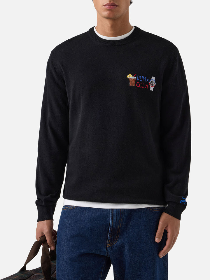 Jersey de cuello redondo Black Heron en mezcla ligera de lana y cachemir con bordado Rum & Cola 
