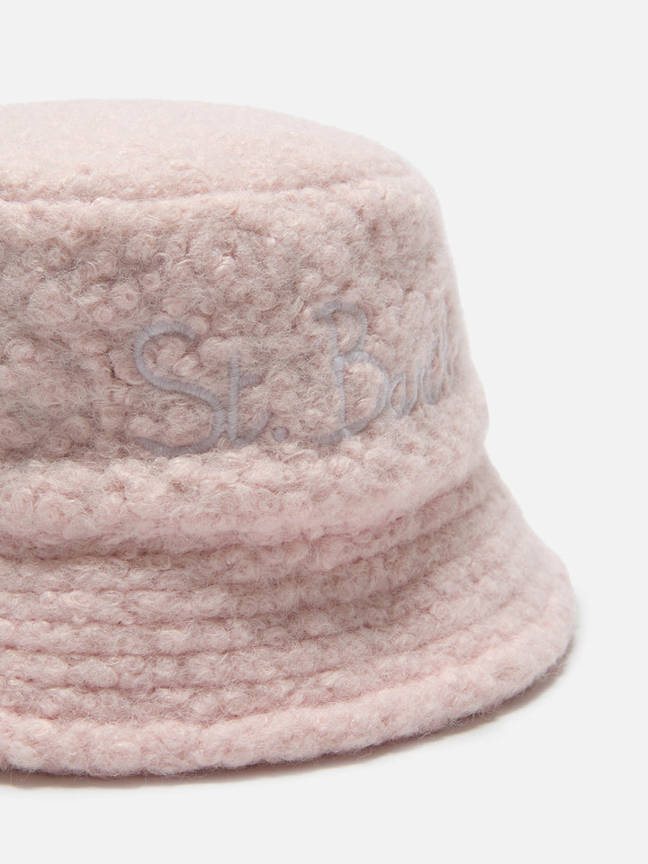 Sombrero bucket de sherpa rosa con bordado frontal 