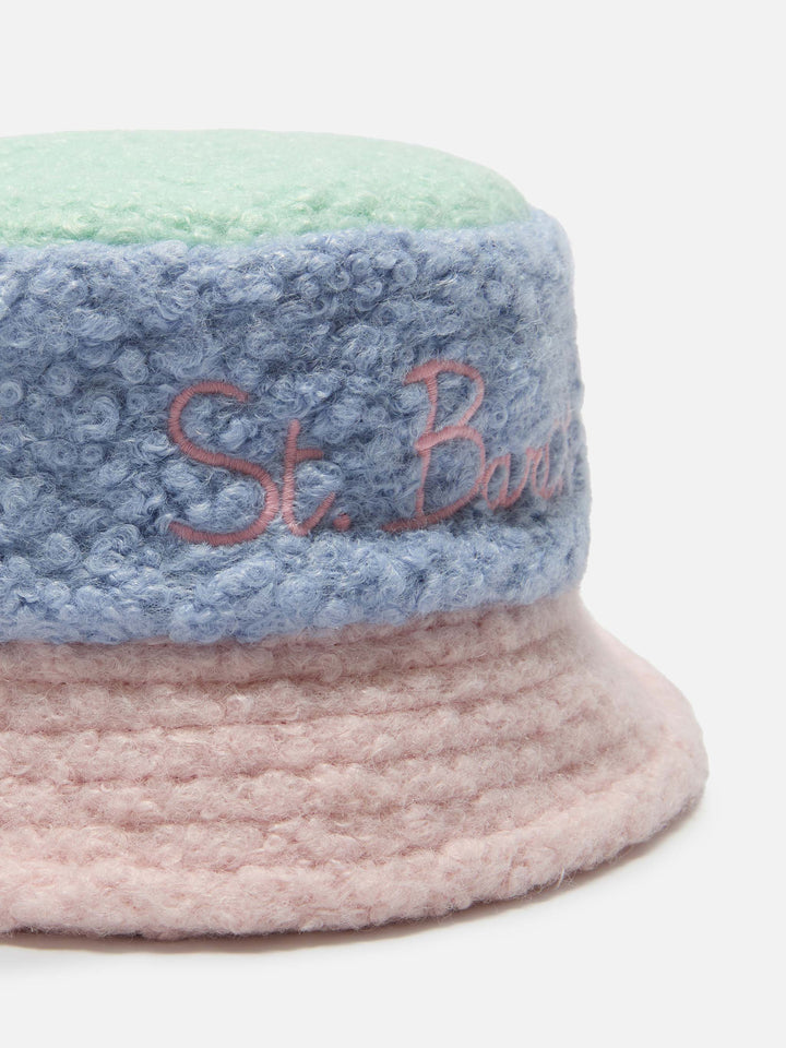 Sombrero bucket de sherpa multicolor con bordado frontal 