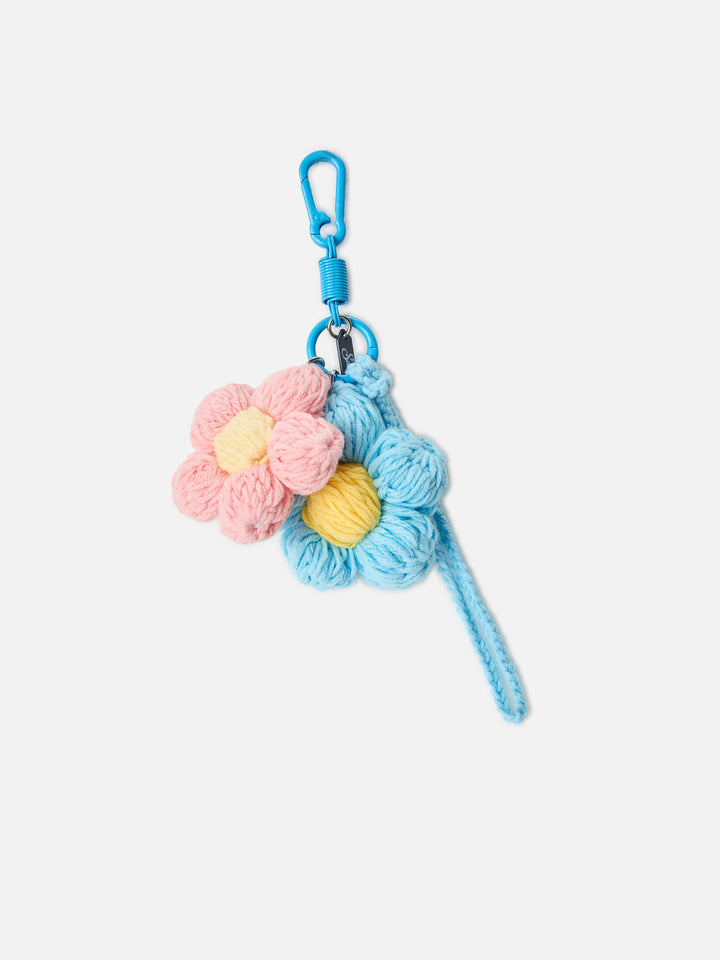 Lustiger Taschenanhänger mit gehäkelten Blumen