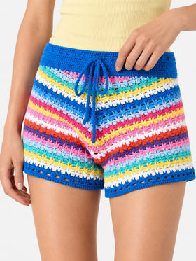 Pantalones cortos Kalima de crochet multicolor sobre fondo bluette 