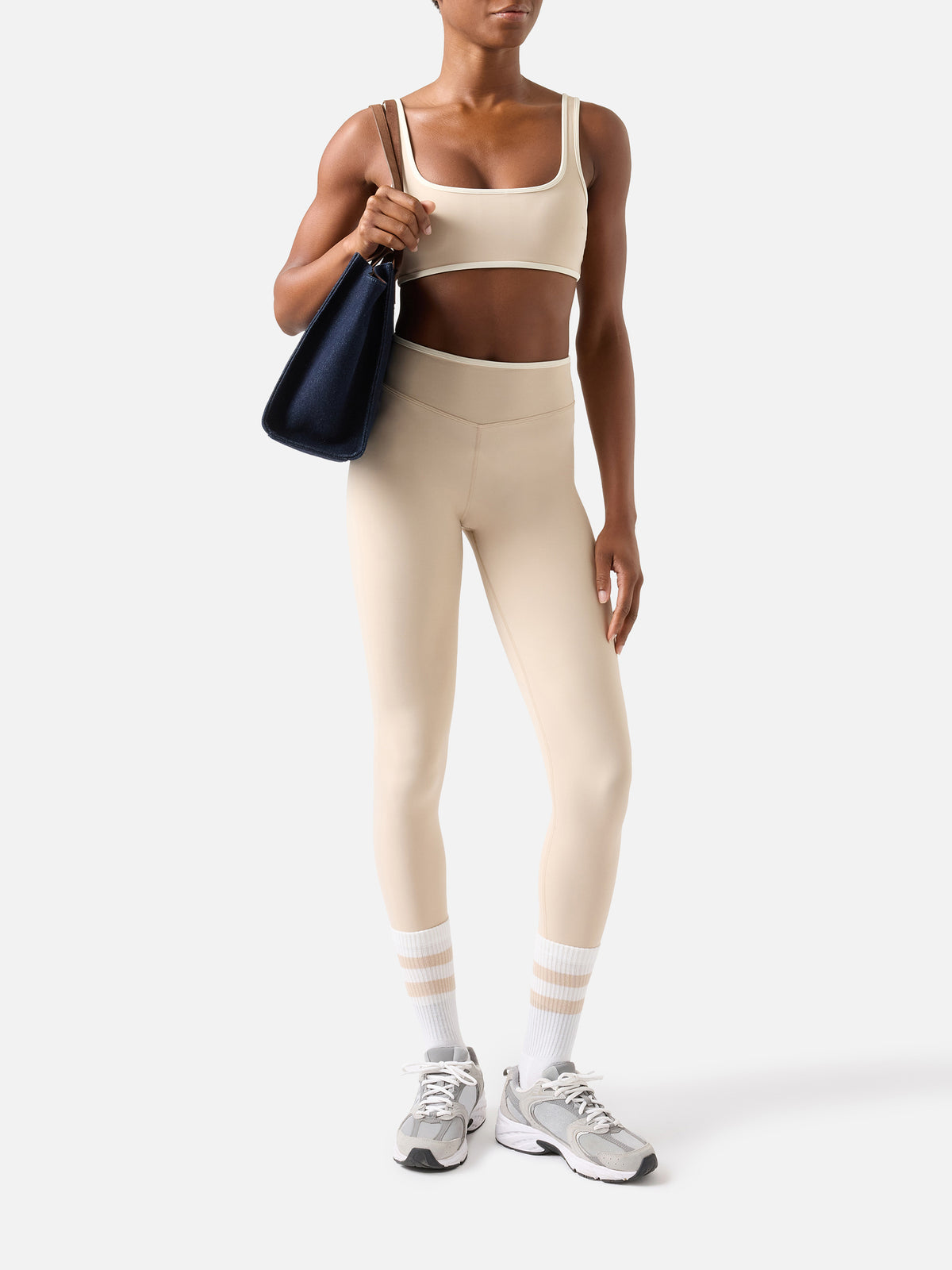 Top fitness Kassie beige con ribetes en contraste 