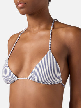 Top de bikini triangular Leah en tejido seersucker azul a rayas 