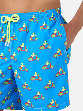 Blaue Badeshorts mit Enten-auf-Scootern-Print | Special Edition 