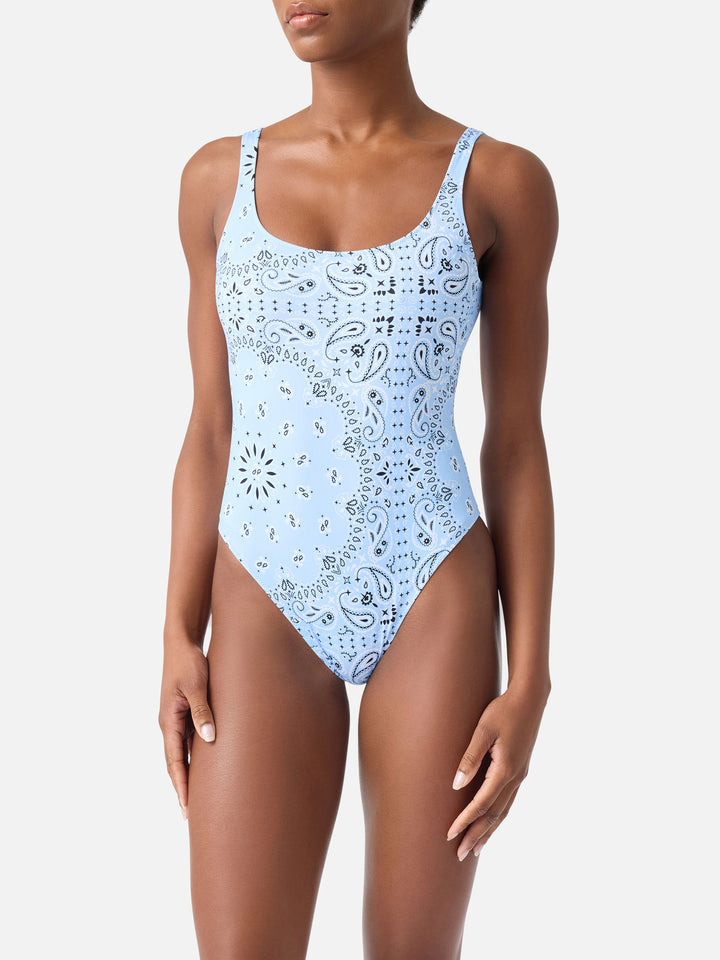 Bañador de una pieza Lora con estampado bandana all-over en azul claro 