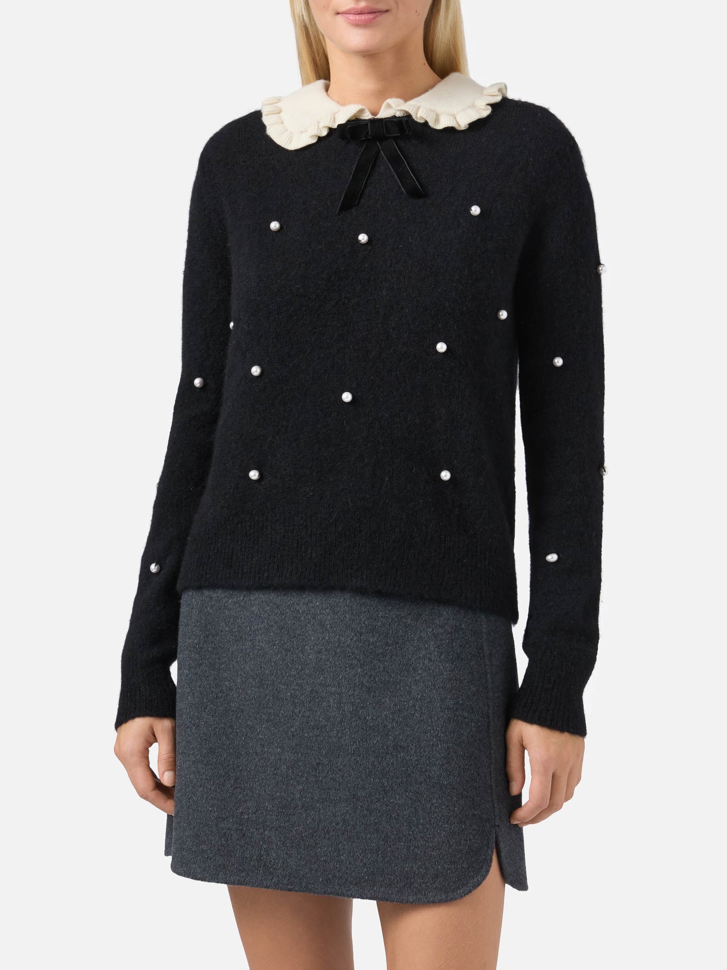 Schwarzer Pullover Levine mit Schleife, Kragen und Perlenverzierung