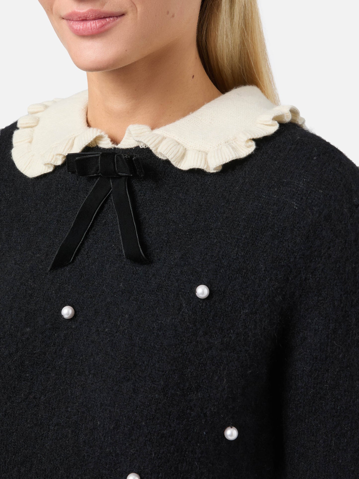 Schwarzer Pullover Levine mit Schleife, Kragen und Perlenverzierung