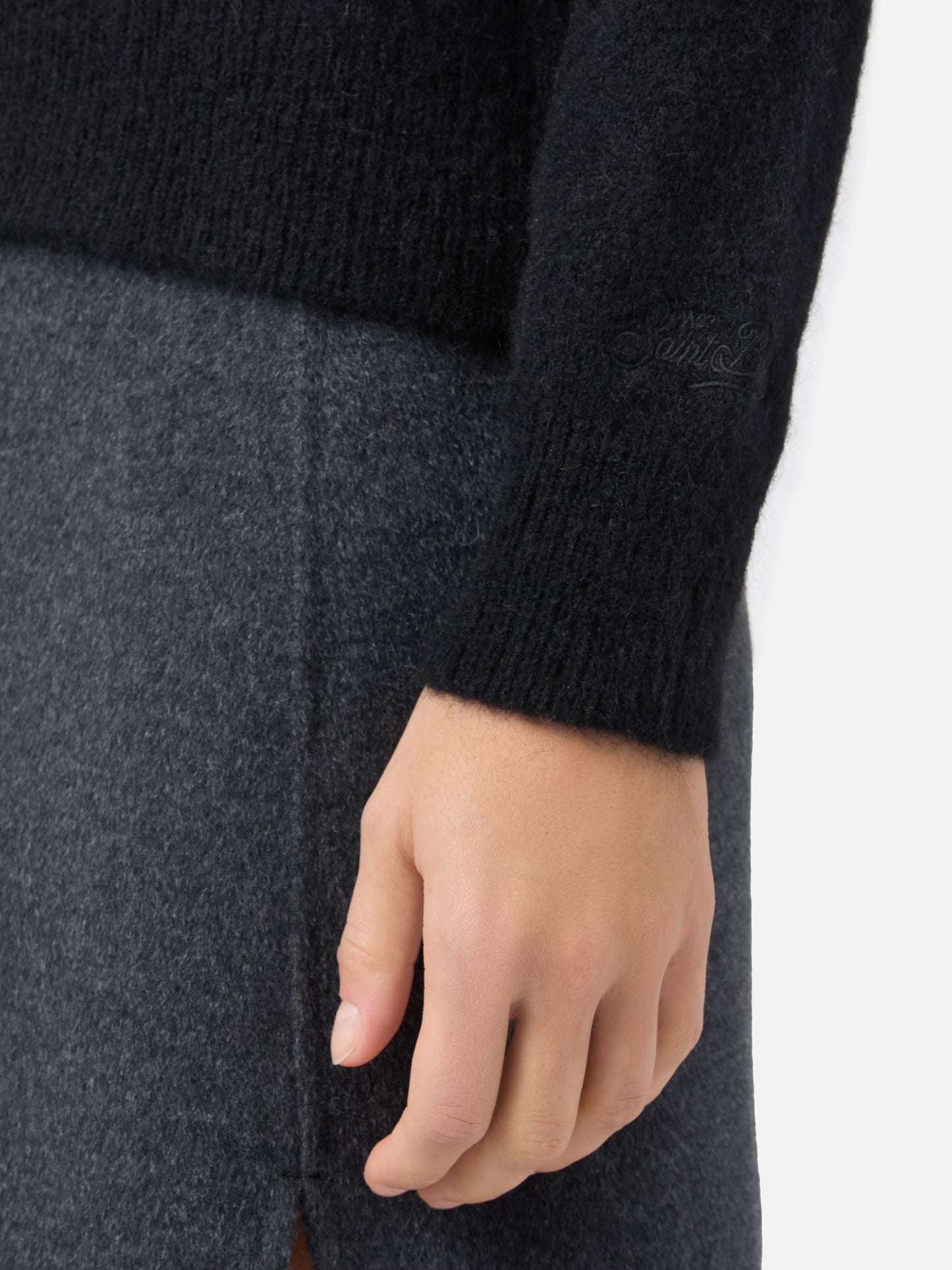 Schwarzer Pullover Levine mit Schleife, Kragen und Perlenverzierung