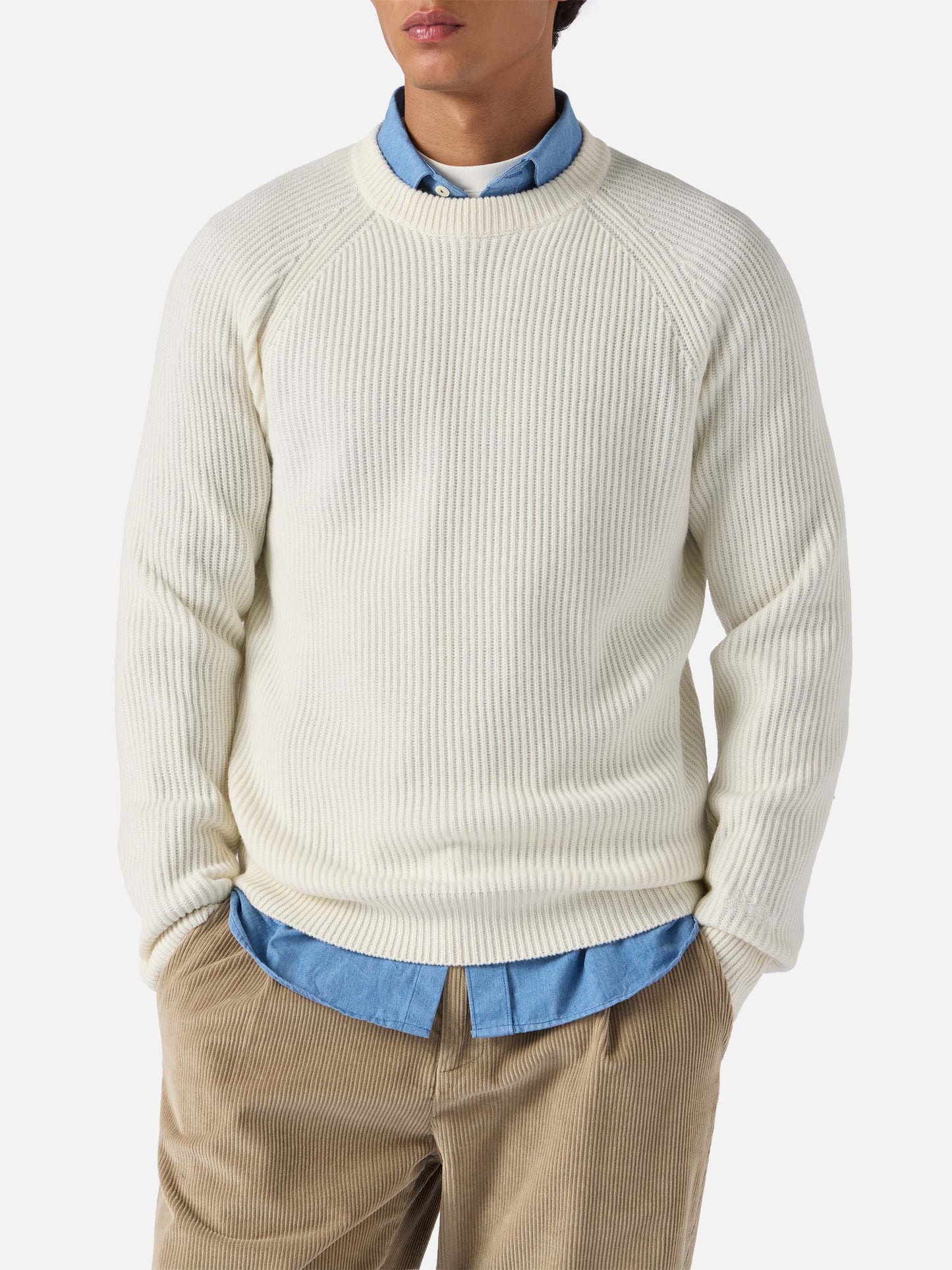 Marineblauer, weißer Wollpullover mit englischem Rippstrickmuster
