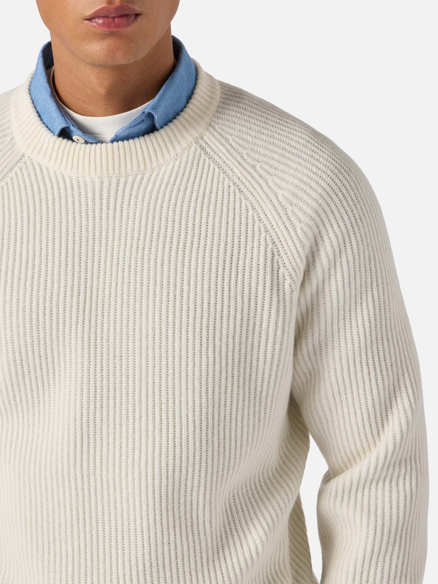 Marineblauer, weißer Wollpullover mit englischem Rippstrickmuster