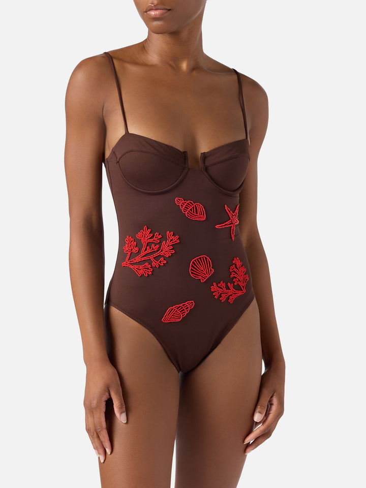 Costume intero Medea marrone con decorazioni marine in perline 