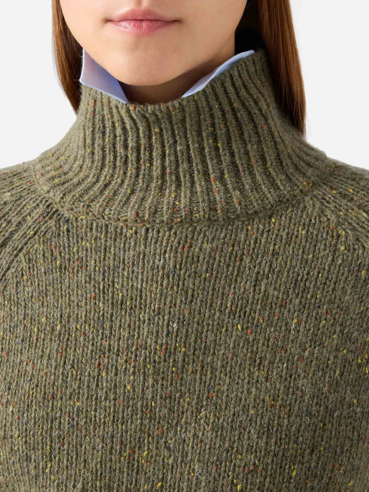 Jersey de cuello alto Meghan Donegal en mezcla de lana verde militar 