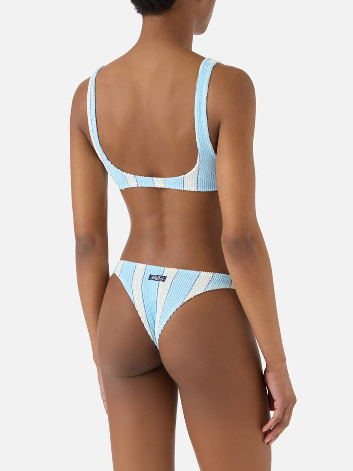 Naomi Bikinihose im Brazilian-Schnitt aus hellblau-weiß gestreiftem Crinkle-Stoff 