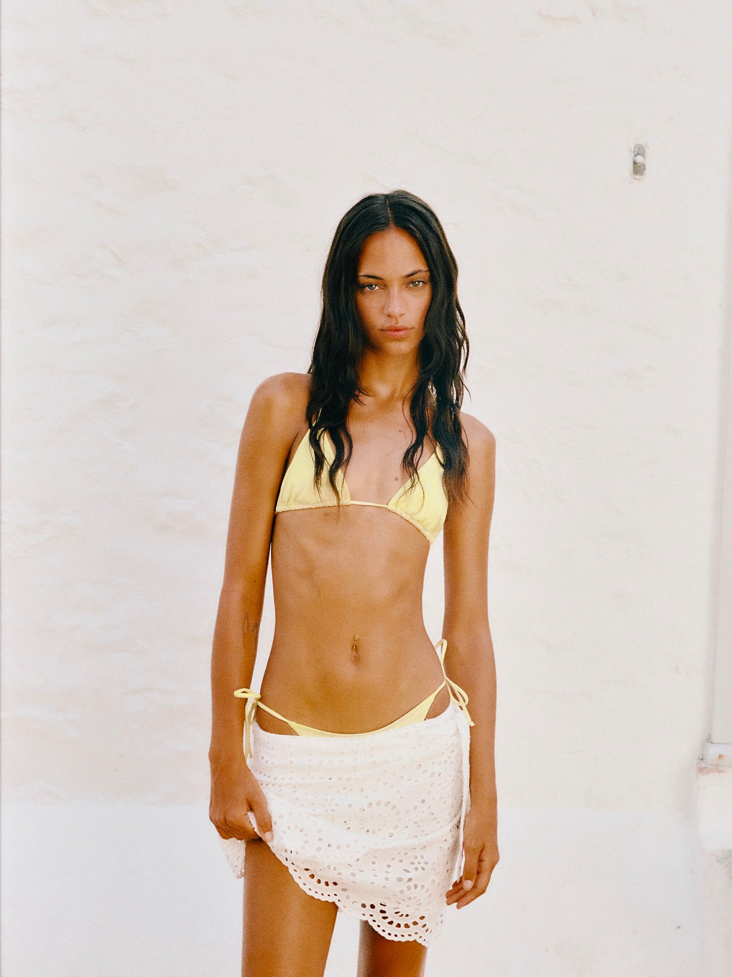Bikini de triángulo Leah Marielle en amarillo mantequilla con lazos 