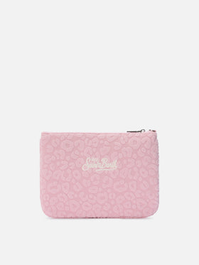 Pochette Parisienne en éponge effet terry avec motif léopard embossé et bandoulière amovible 