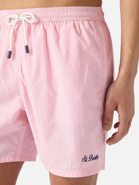 Short de bain Patmos en seersucker vichy rose et blanc 