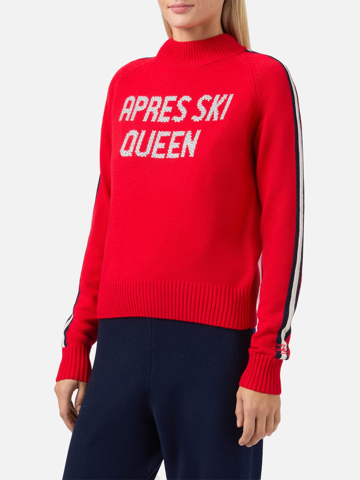 Roter Stehkragenpullover aus Kaschmirmischung von Peak mit Strassapplikation in Form einer Apres-Ski-Königin
