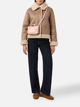 Sac téléphone rose en tissu teddy avec broderie logo 
