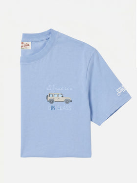 Camiseta Portofino azul claro empolvado con bordado All I Need Is A G-in Class 