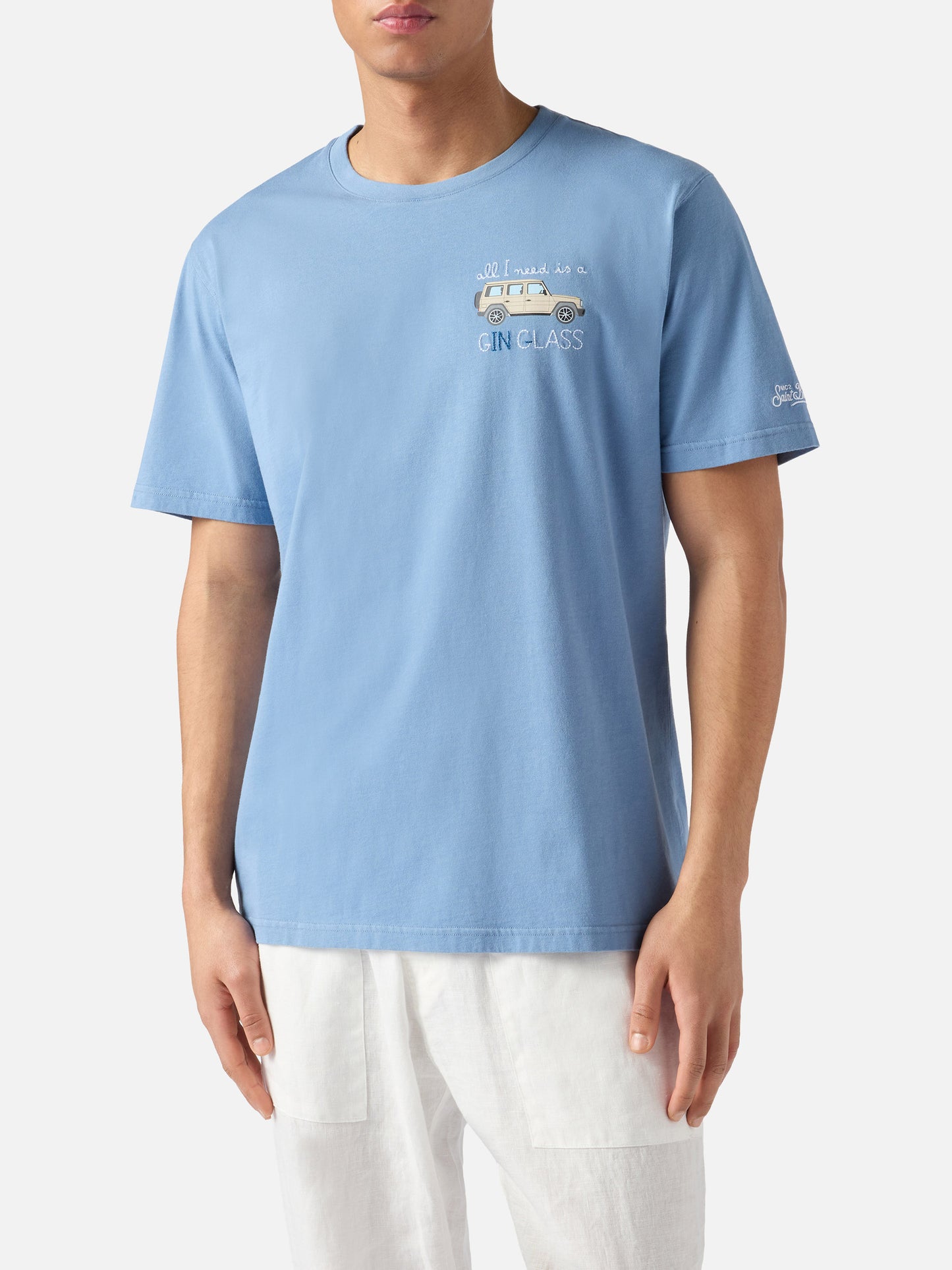 Camiseta Portofino azul claro empolvado con bordado All I Need Is A G-in Class 