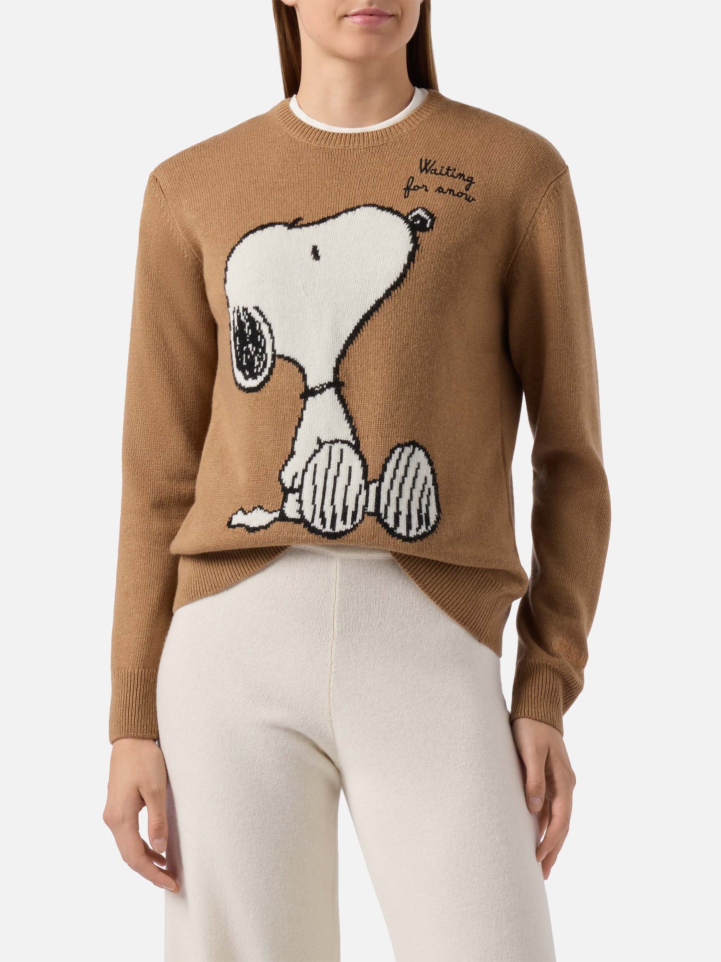 Neuer Queen-Pullover aus Kaschmirmischung in Kamel mit Snoopy-Jacquardmuster und Stickerei | PEANUTS-SONDEREDITION