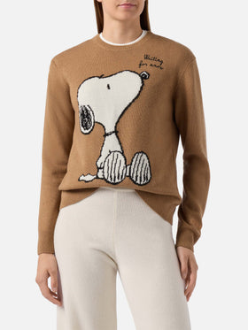 Neuer Queen-Pullover aus Kaschmirmischung in Kamel mit Snoopy-Jacquardmuster und Stickerei | PEANUTS-SONDEREDITION