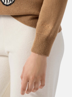 Neuer Queen-Pullover aus Kaschmirmischung in Kamel mit Snoopy-Jacquardmuster und Stickerei | PEANUTS-SONDEREDITION