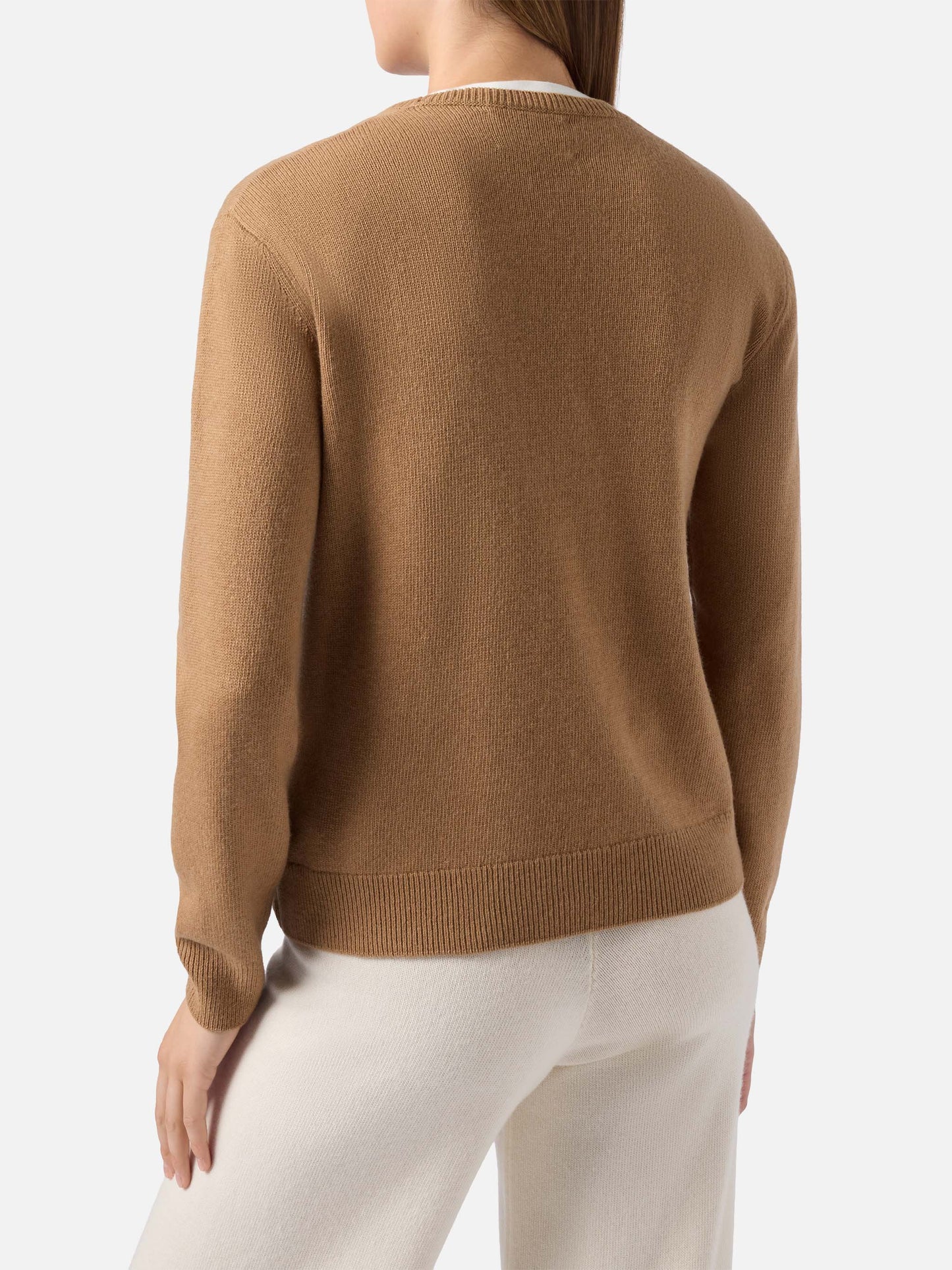 Neuer Queen-Pullover aus Kaschmirmischung in Kamel mit Snoopy-Jacquardmuster und Stickerei | PEANUTS-SONDEREDITION