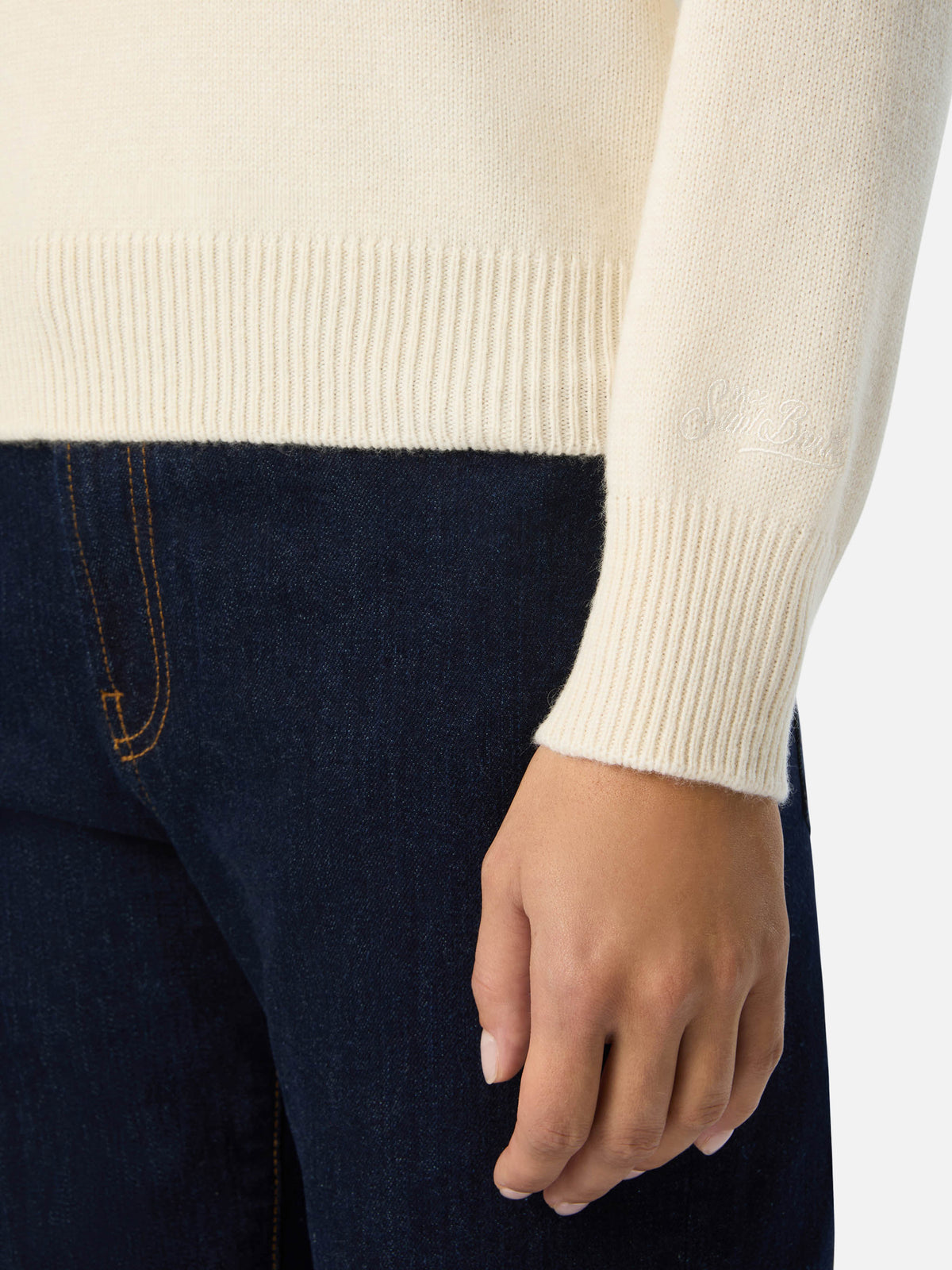Punto de cuello redondo New Queen en blanco roto con bordado St. Moritz | Special edition 