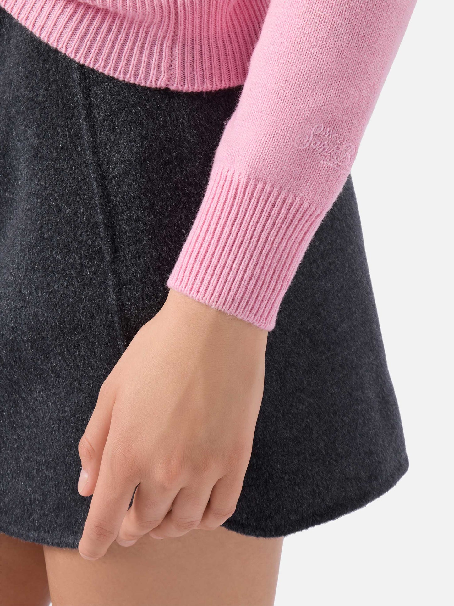 Neuer Queen-Pullover aus Kaschmirmischung in Rosa mit Strassata-Strassapplikation