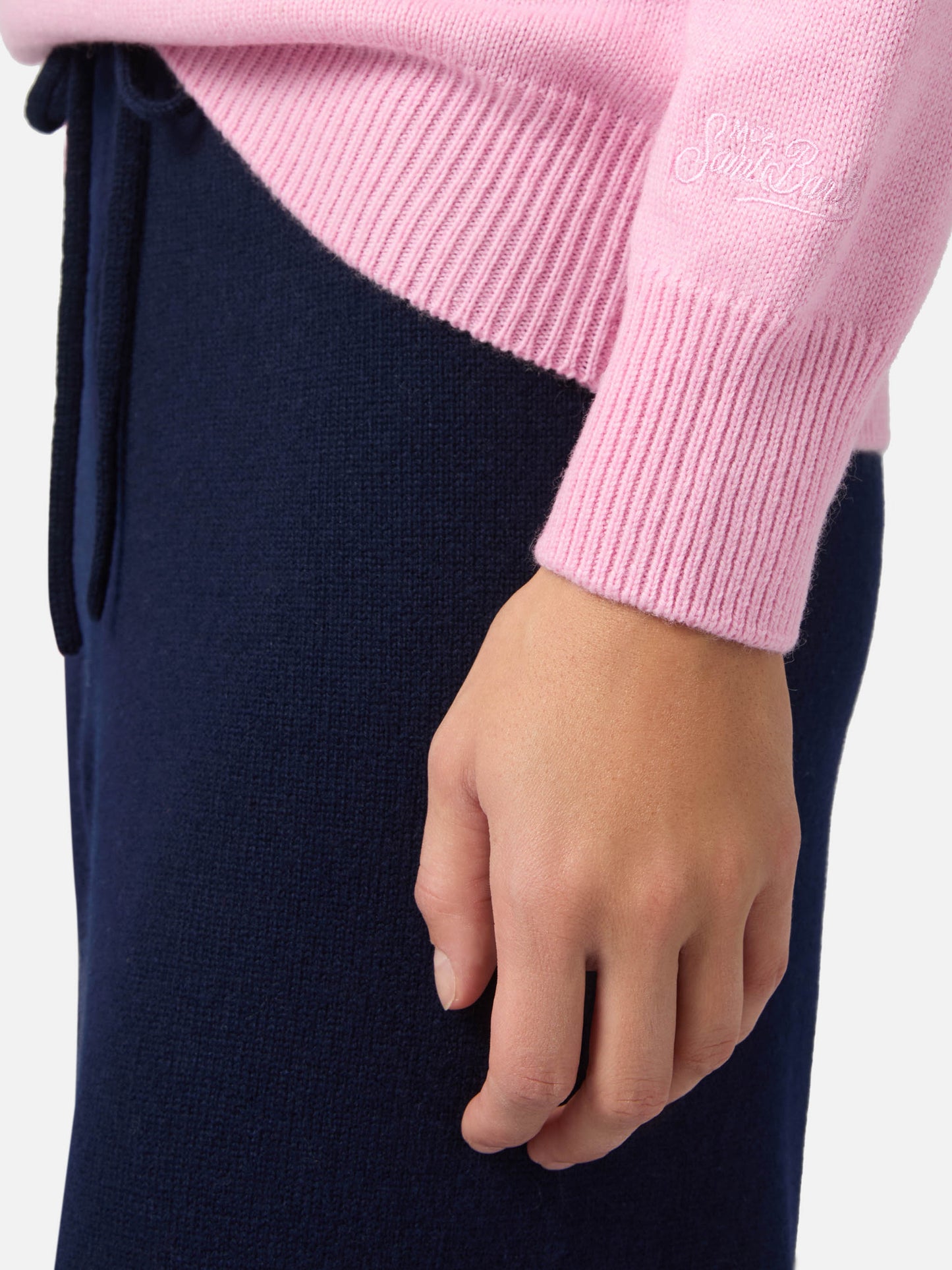 New Queen-Pullover aus Kaschmirmischung in Rosa mit „Non vivo senza te(lefono)“-Stickerei