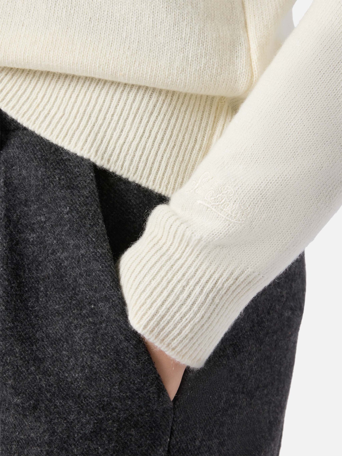 Neuer weißer Queen-Pullover aus Kaschmirmischung mit Gossip Girl-Lurexstickerei