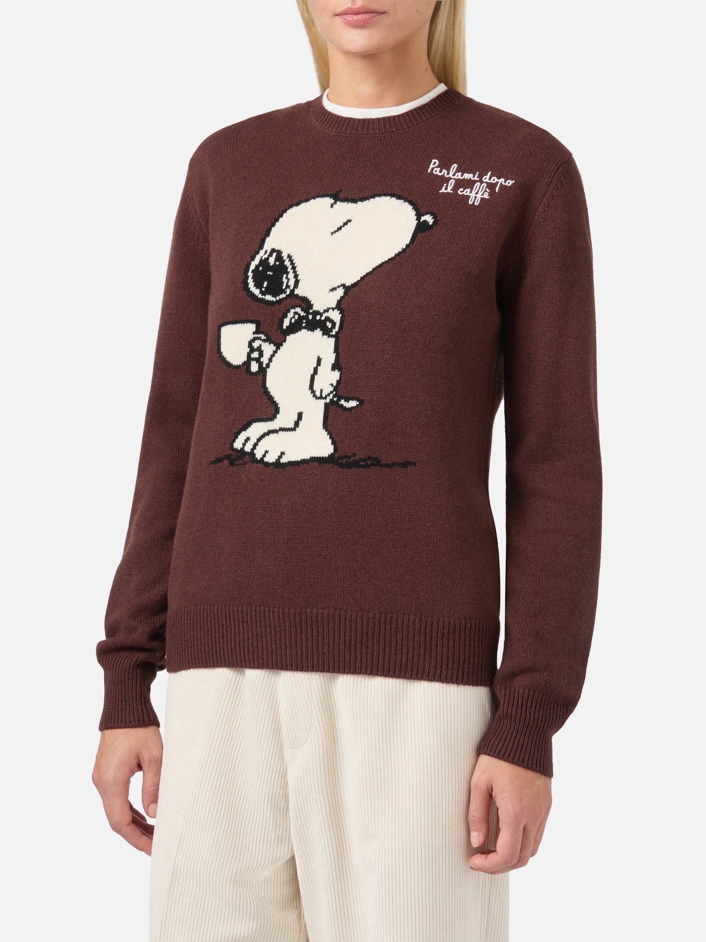 Neuer Queen-Pullover aus Kaschmirmischung in Braun mit Snoopy-Jacquardmuster und Stickerei | PEANUTS-SONDEREDITION